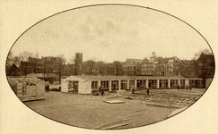 221980 Afbeelding van de opbouw van de monsterkamers op het terrein Vredenburg te Utrecht ten behoeve van de Tweede ...
